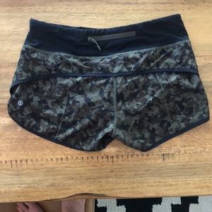 Lululemon Black & Green Camo Speed Up short